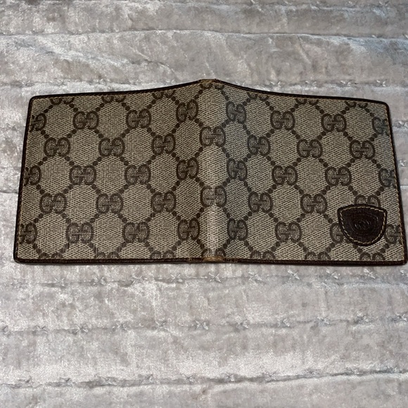 Preloved Gucci wallet good condition has some wear on folds n little on corner. - Picture 14 of 14